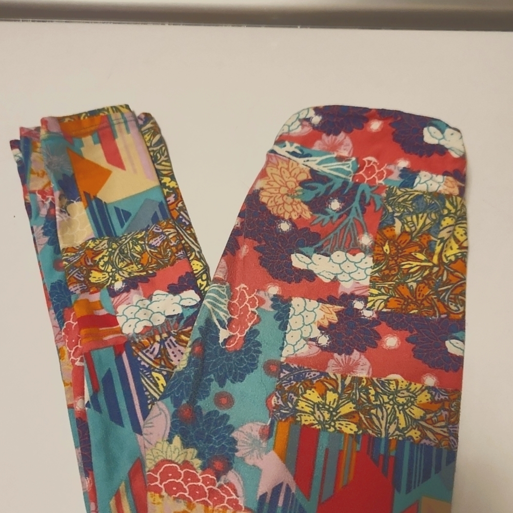 LuLaRoe Kids Leggings. Size L/XL. Floral print.
